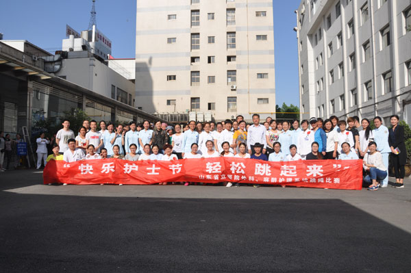 与秦院长合影.JPG